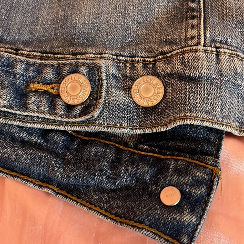 Sold! 💙👖Levi’s | Gorgeous jean jacket!🧥💙 - Picture 8 of 9